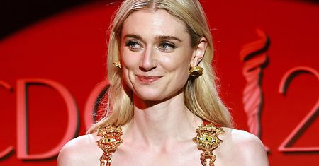 Elizabeth Debicki postawiła na dekolt. Gdy się schylała, było niebezpiecznie