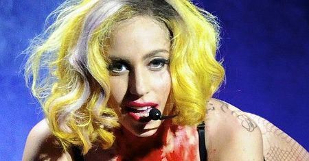 "Przed występem Gaga kąpie się we krwi!"