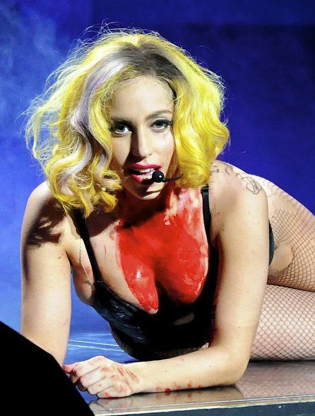 "Przed występem Gaga kąpie się we krwi!"