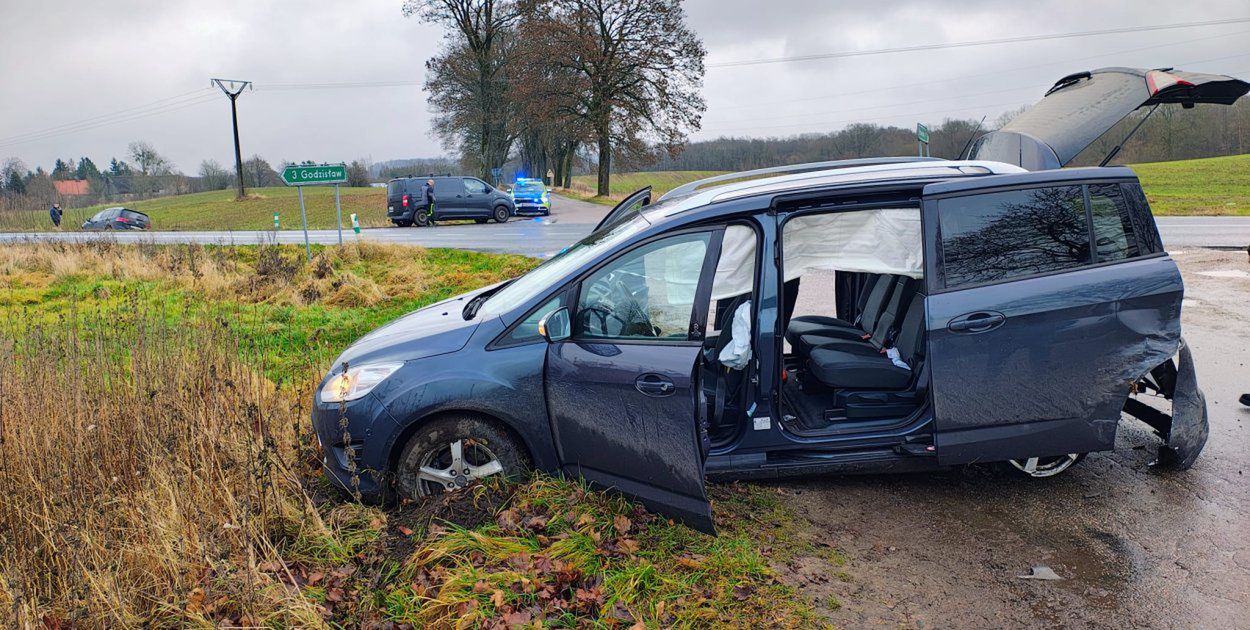 Przestawy: Poranny wypadek dwóch samochodów na DW171