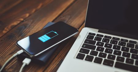 Czy niepełne naładowanie baterii telefonu zwiększa jej żywotność?