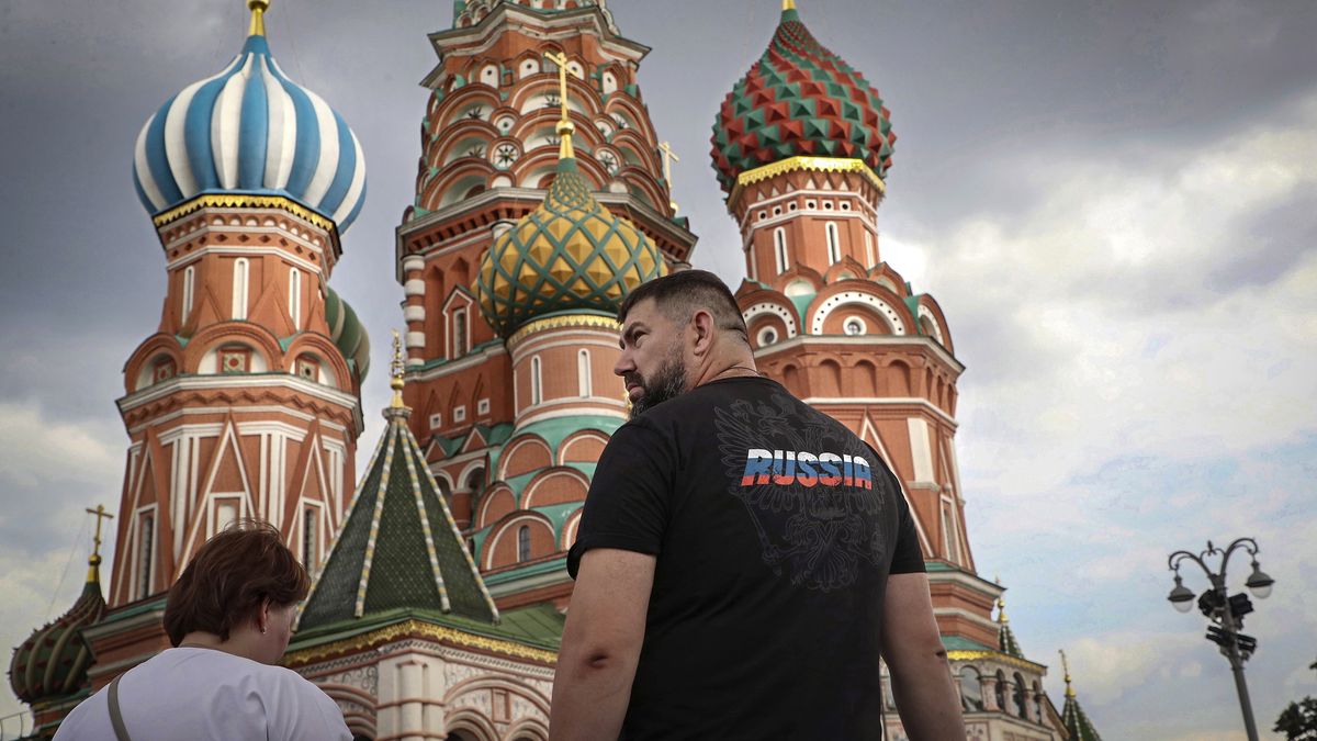 Russian tourists walk on the Red Square in Moscow, Russia, 03 August 2022 (issued 09 August 2022). Domestic tourism is becoming more and more popular in Russia. Over the past five years, almost every second person has spent at least one vacation in a Russian region, but restrictions on foreign trips for Russian citizens due to the ongoing Russian invasion of Ukraine, have forced a huge number of them to choose travel within the country this summer. EPA/MAXIM SHIPENKOV ATTENTION: This Image is part of a PHOTO SET Dostawca: PAP/EPA.