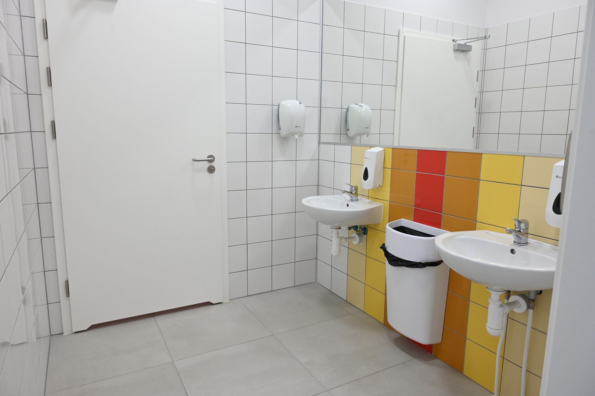 Szkoła Podstawowa numer 4 w Kielcach po remoncie - łazienki wyglądają bardzo schludnie.