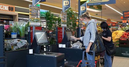 Ukryte opcje w kasach Biedronki. Tłumaczymy, do czego służą