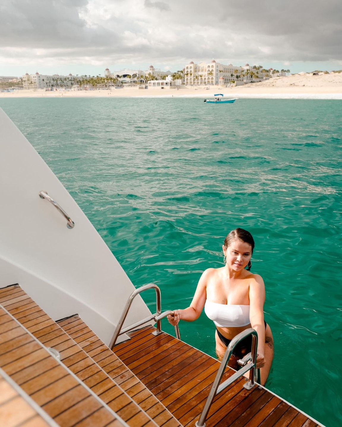Selena Gomez wypoczywa na jachcie z Brooklynem Beckhamem i Nicolą Peltz