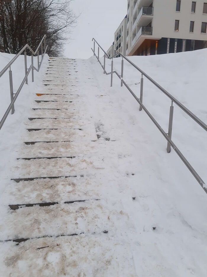 Nieodśnieżone schody na osiedlu Nowe Ogrody na Węglinie | fot. nadesłane