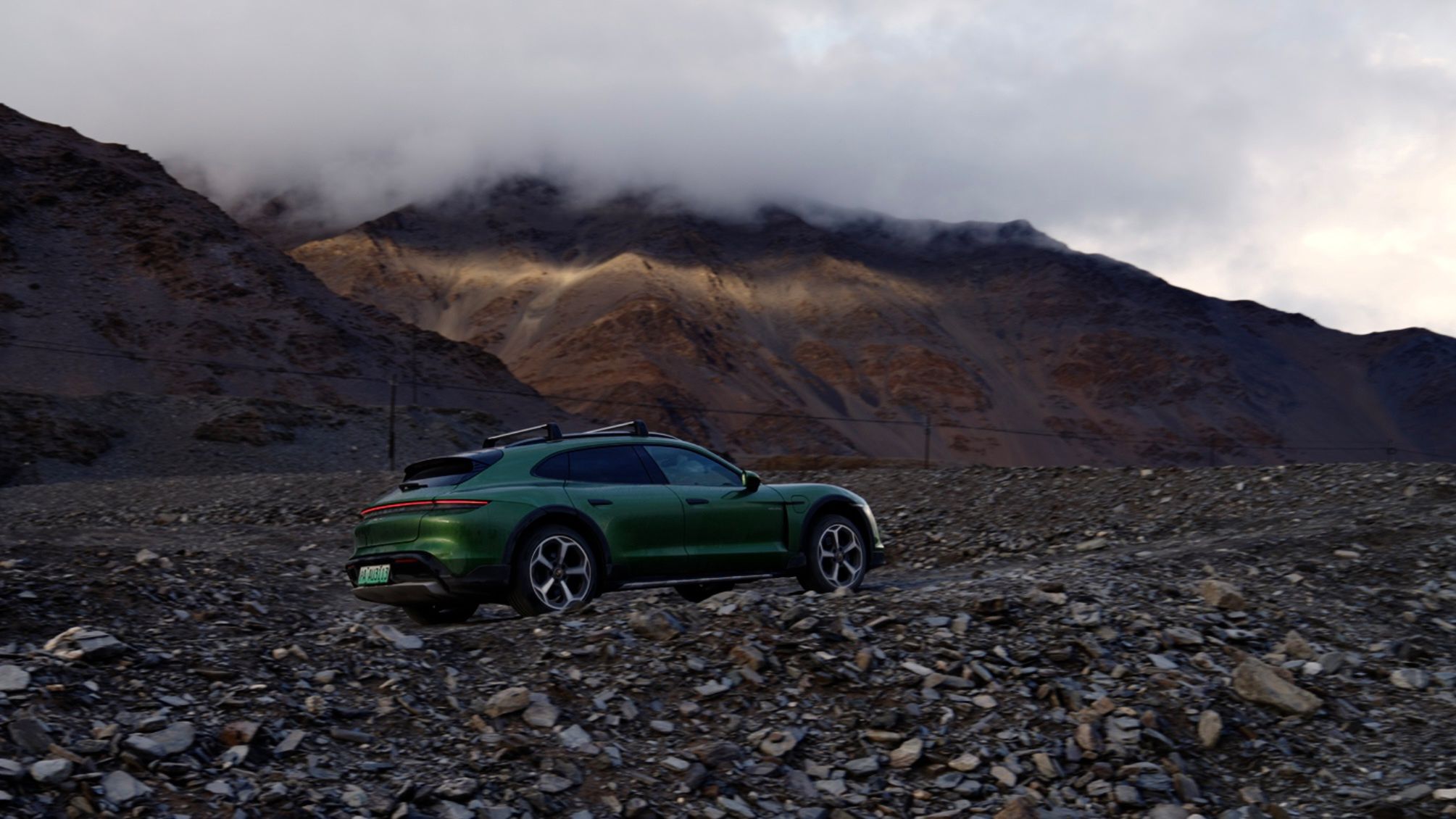 Porsche taycan cross turismo w drodze na Hongtu Daban
