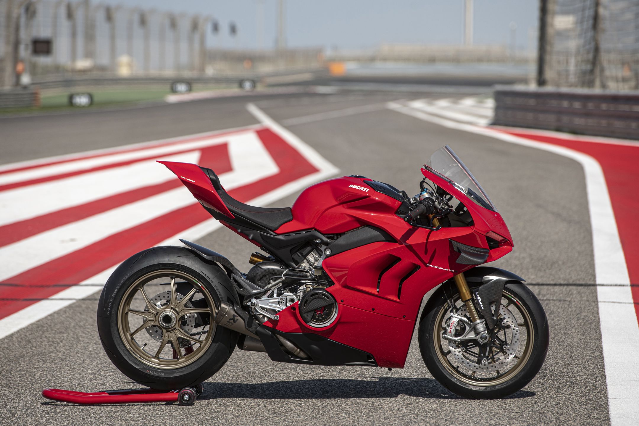Ducati Panigale V4 S z wyścigowymi dodatkami