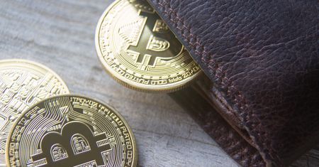 Bitcoin o krok od rekordu. Jest warty 10-krotnie więcej niż złoto