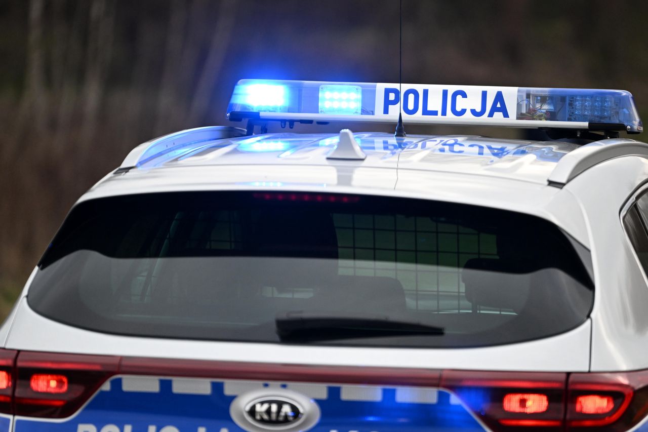 Policja ujęła mężczyznę, który zamknął się w sklepie