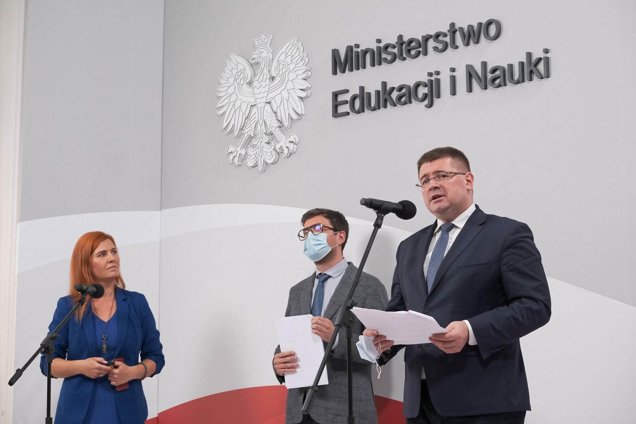 Wyniki matur 2021. Od prawej: Sekretarz Stanu w MEiN Tomasz Rzymkowski, dyrektor Centralnej Komisji Egazyminacyjnej Marcin Smolik oraz rzecznik prasowy MEiN Anna Ostrowska (L) podczas konferencji prasowej w siedzibie Ministerstwa Edukacji i Nauki w Warszawie 