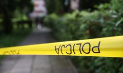 Potworny wypadek. Kocioł spadł z dachu na nastolatka