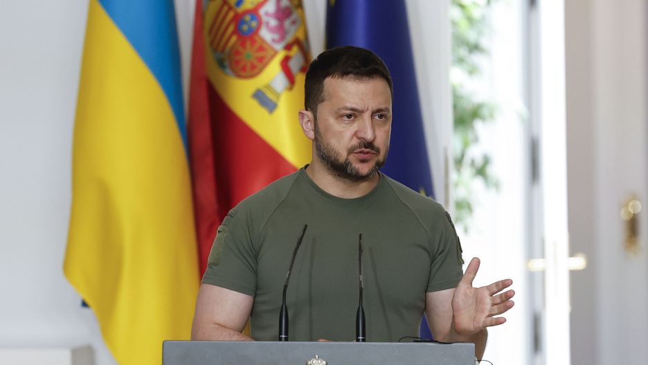 Ukrainian President Volodymyr Zelensky visits Madrid
epa11373462 Ukrainian President Volodymyr Zelensky (L) attends a joint press conference together with Spanish Prime Minister Pedro Sanchez (unseen), after their meeting at La Moncloa Palace, in Madrid, Spain, 27 May 2024.  EPA/CHEMA MOYA 
Dostawca: PAP/EPA.
CHEMA MOYA