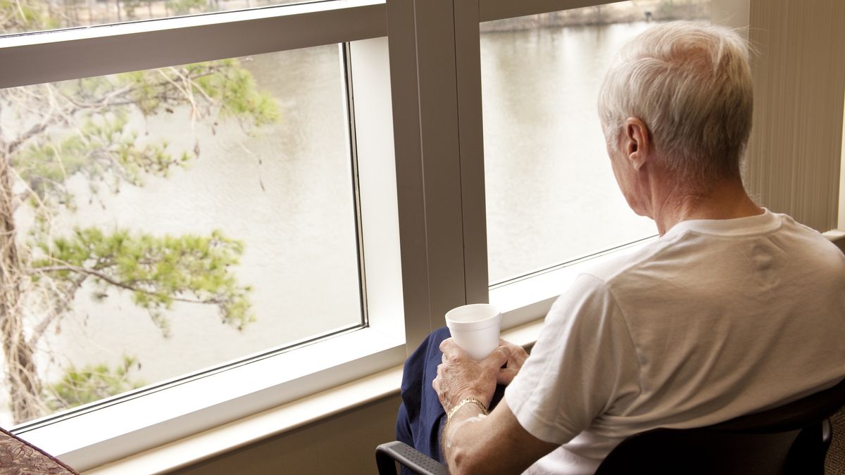 Pan Piotr musi płacić za pobyt ojca w DPS-ie, choć mężczyzna go porzucił 