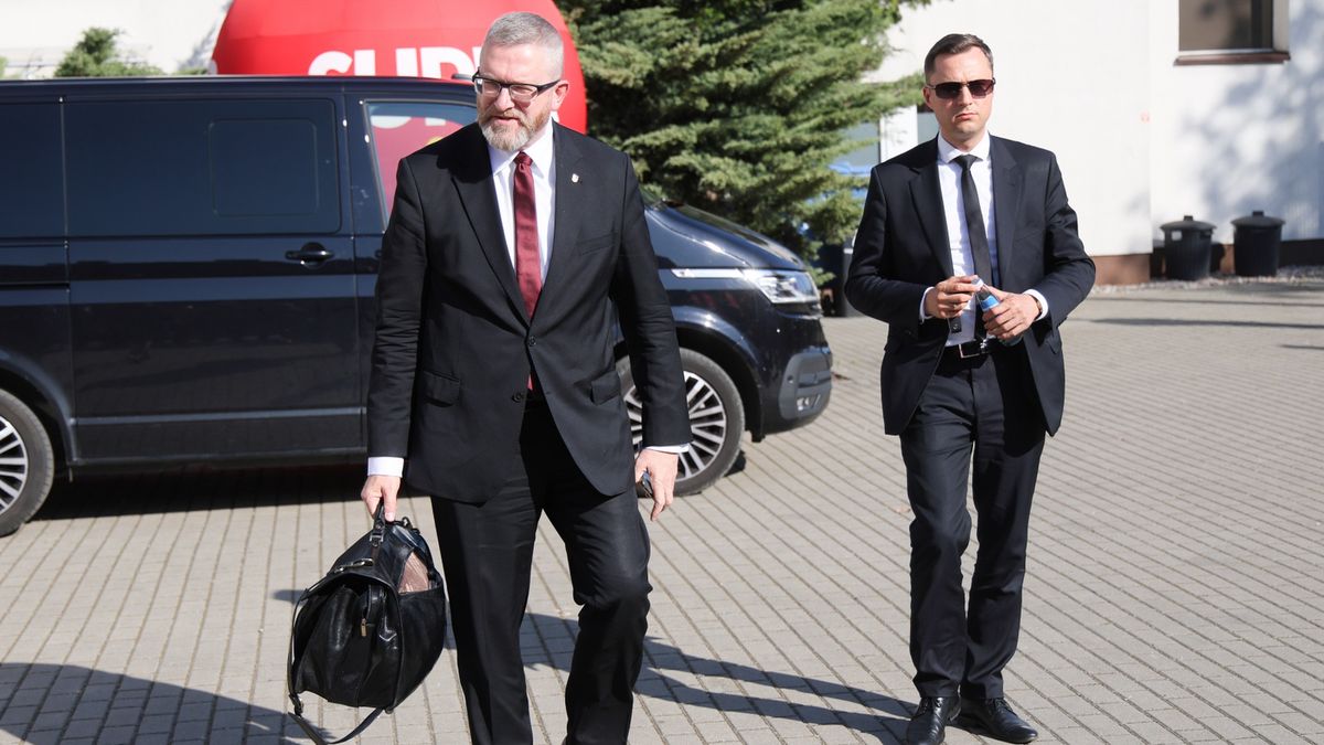 Grzegorz Braun
Warszawa, 28.04.2025. Wybory Prezydenta RP 2025 - kampania. Europose�, kandydat w zbli�aj�cych si� wyborach na fotel prezydenta RP Grzegorz Braun (L) w drodze na debat� prezydenck� "Super Expressu", 28 bm. w Studio ZPR Media w Warszawie. (sko) PAP/Rafa� Guz
Rafa� Guz
Debata prezydencka, kampania, kandydaci, polityk, polityka, Super Expressu, wybory, Wybory Prezydenta RP 2025