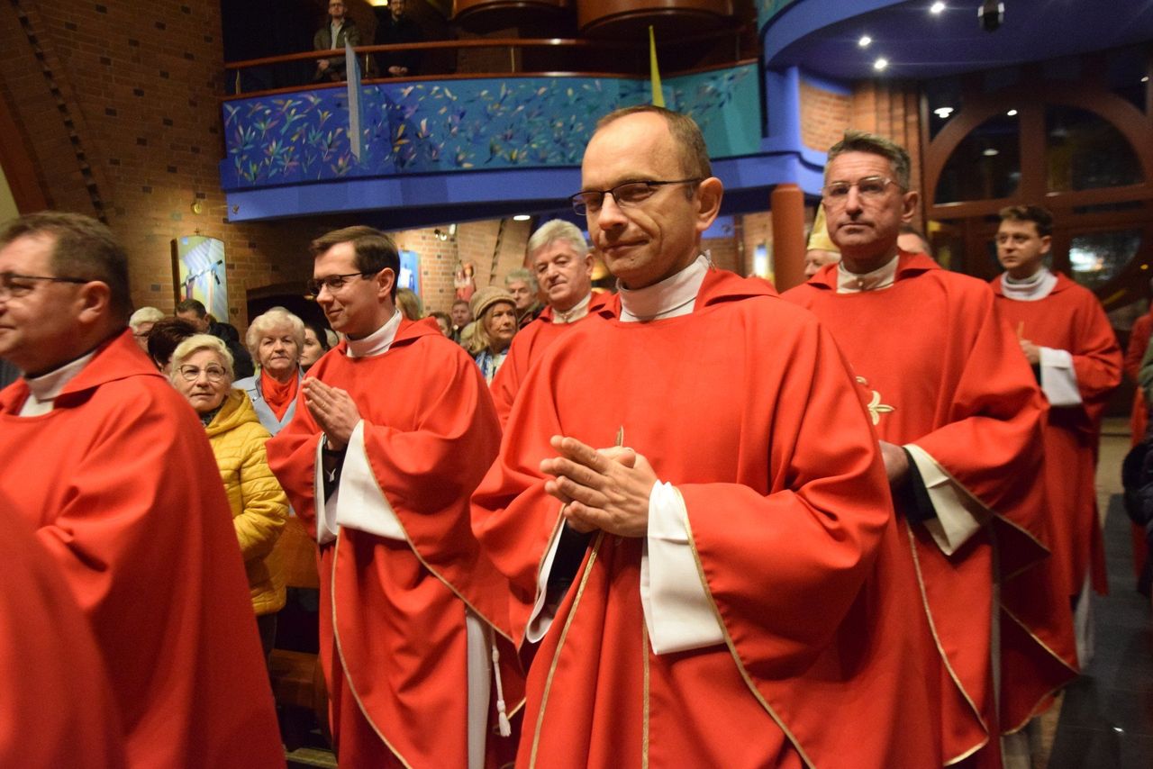 Tychy: Srebrny jubileusz poświęcenia kościoła. Msza z udziałem księży, którzy tu służyli