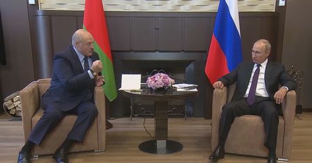 "Szeroki siad" Putina. Ekspertka mowy ciała ujawnia trik, który upokorzył Aleksandra Łukaszenkę