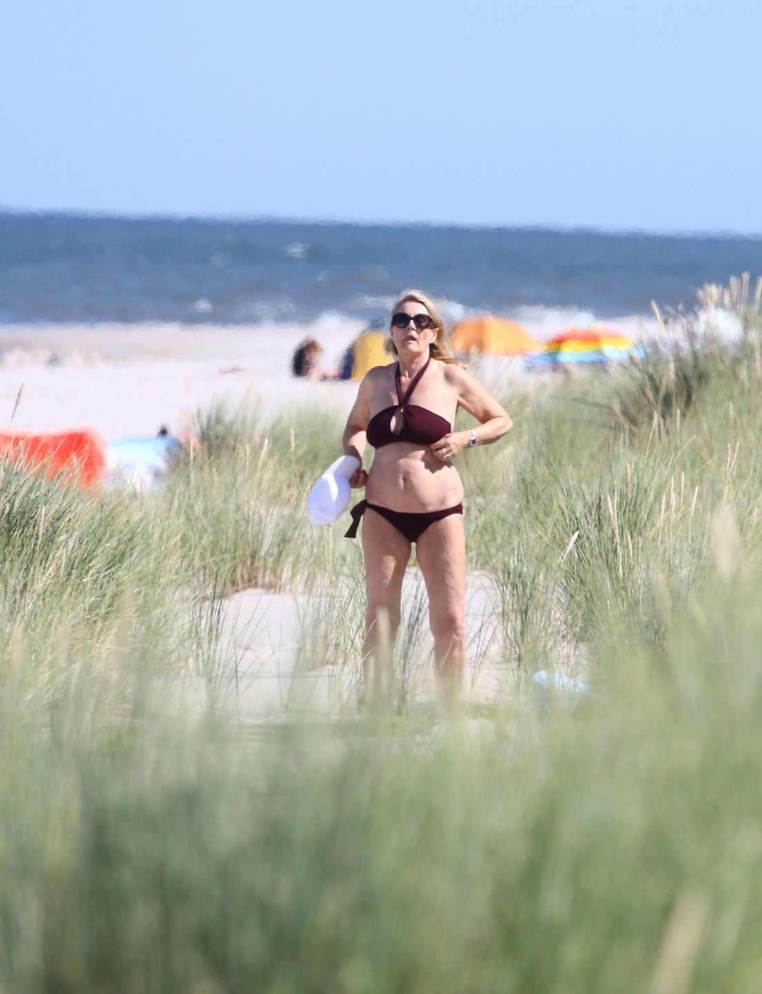 Grażyna Szapołowska wygrzewa się na jurackiej plaży