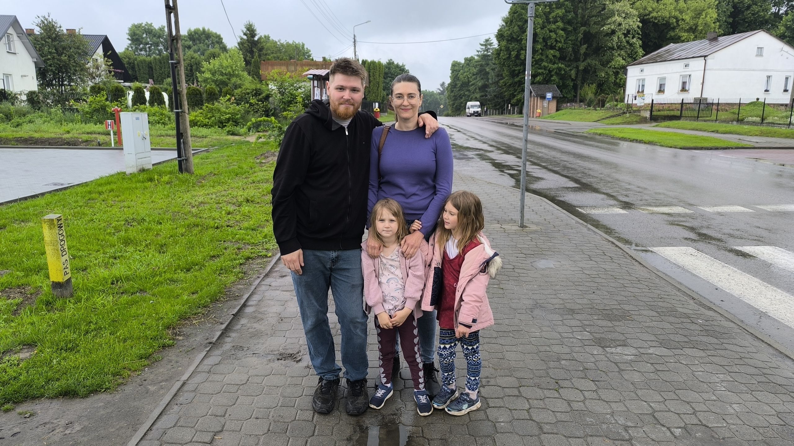 Jakub i Joanna Kozdrowicz z córkami