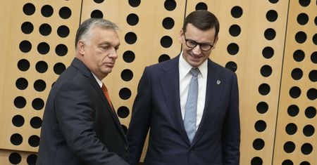 Seria epitetów pod adresem Morawieckiego i Orbana. "Prostackie metody"