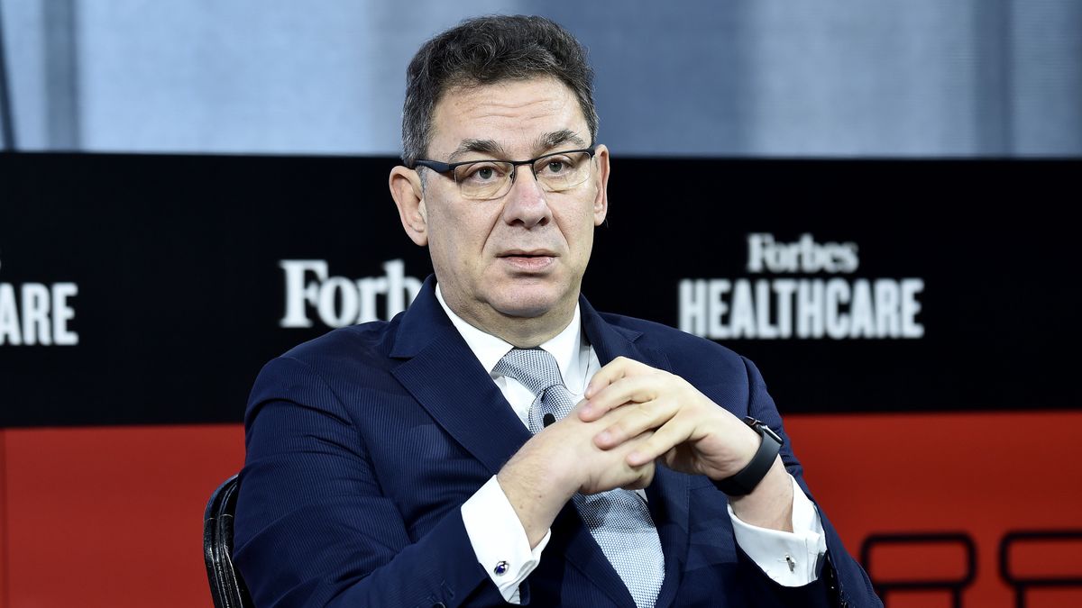 Dyrektor generalny Pfizera Albert Bourla sprzedał ponad połowę swoich akcji tego samego dnia, w którym koncern ogłosił sukces.