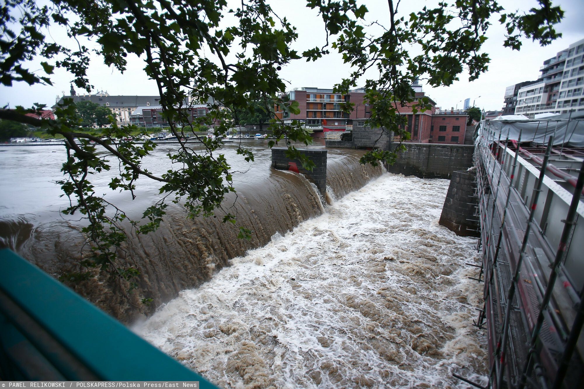 Wysoki poziom Odry we Wroc?awiu
22.06.2020 WROCLAW  PO KILKU DNIACH OPADOW W POLUDNIOWEJ CZESCI KRAJU STANY RZEK WYRAZNIE PODNIOSLY SIE I MIEJSCAMI RZEKOCZYLY STANY ALARMOWE  N/Z ODRA RZEKA JAZ ELEKTROWNIA WODNA II MOSTY POMORSKIE WROCLAW  POWODZ PODTOPIENIA STAN OSTRZEGAWCZY ODRA JAZ WYSOKI STAN WOD BEZPIECZENSTWO WYSOKI POZIOM WODY   GAZETA WROCLAWSKA  PAWEL RELIKOWSKI / POLSKAPRESS
PAWEL RELIKOWSKI / POLSKAPRESS