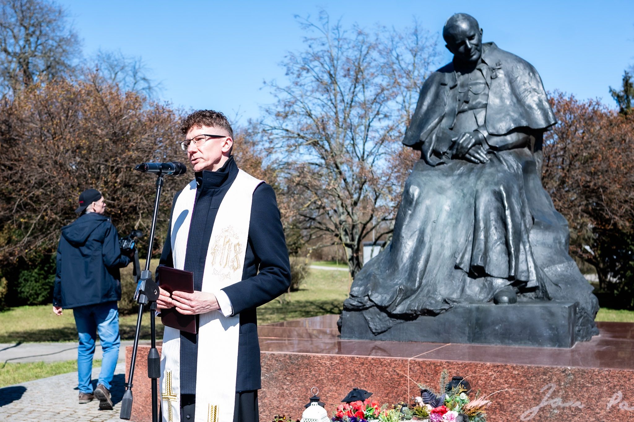Kwiaty pod Pomnikiem Jana Pawła II