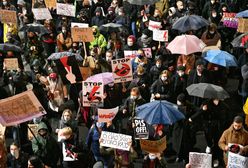 Strajk kobiet. Wrocław. Tysiące ludzi w deszczu. "Cofajmy zegary, a nie państwo"