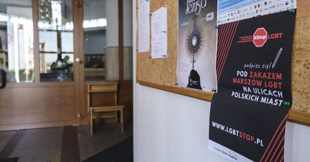 Spór o LGBT. Księża zbierają podpisy pod projektem ustawy fundacji Kai Godek. Co na to biskupi?