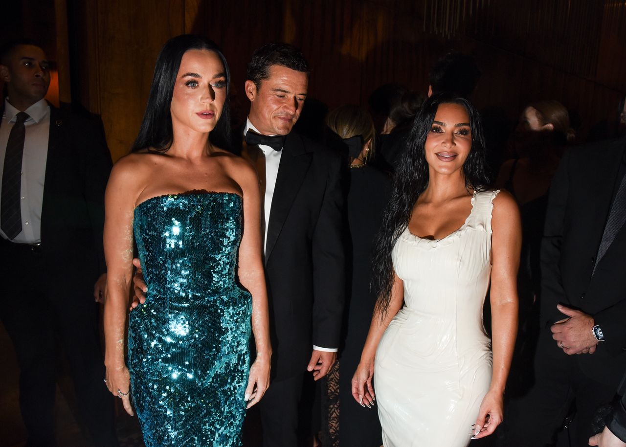 Orlando Bloom stares at Kim Kardashian's butt