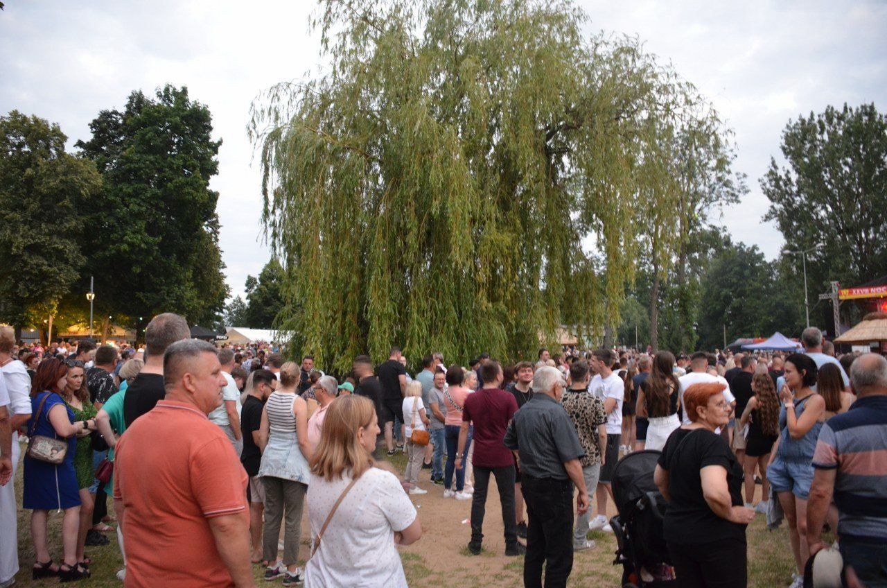 Na wianki do Osiecznej przyjechały tłumy. Plaża główna nad jeziorem Łoniewskim pękała w szwach