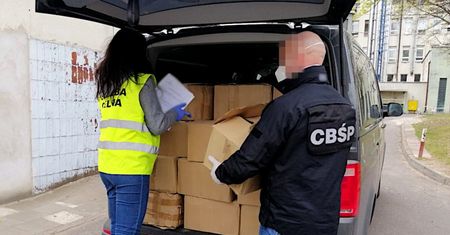 Koronawirus w Polsce. Nielegalny alkohol jako środek do dezynfekcji. Tak pomaga CBŚP