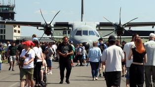 Tłumy na pikniku lotniczym w Dęblinie. 100-lecie przyciągnęło tysiące chętnych, ale nie obyło się bez problemów
