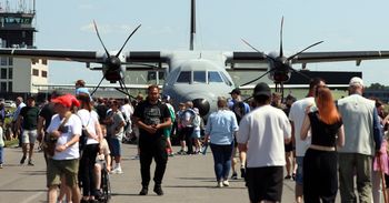 Tłumy na pikniku lotniczym w Dęblinie. 100-lecie przyciągnęło tysiące chętnych, ale nie obyło się bez problemów