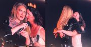 Fanka Adele wpadła na scenę podczas koncertu. Nagle...pocałowała piosenkarkę (WIDEO)