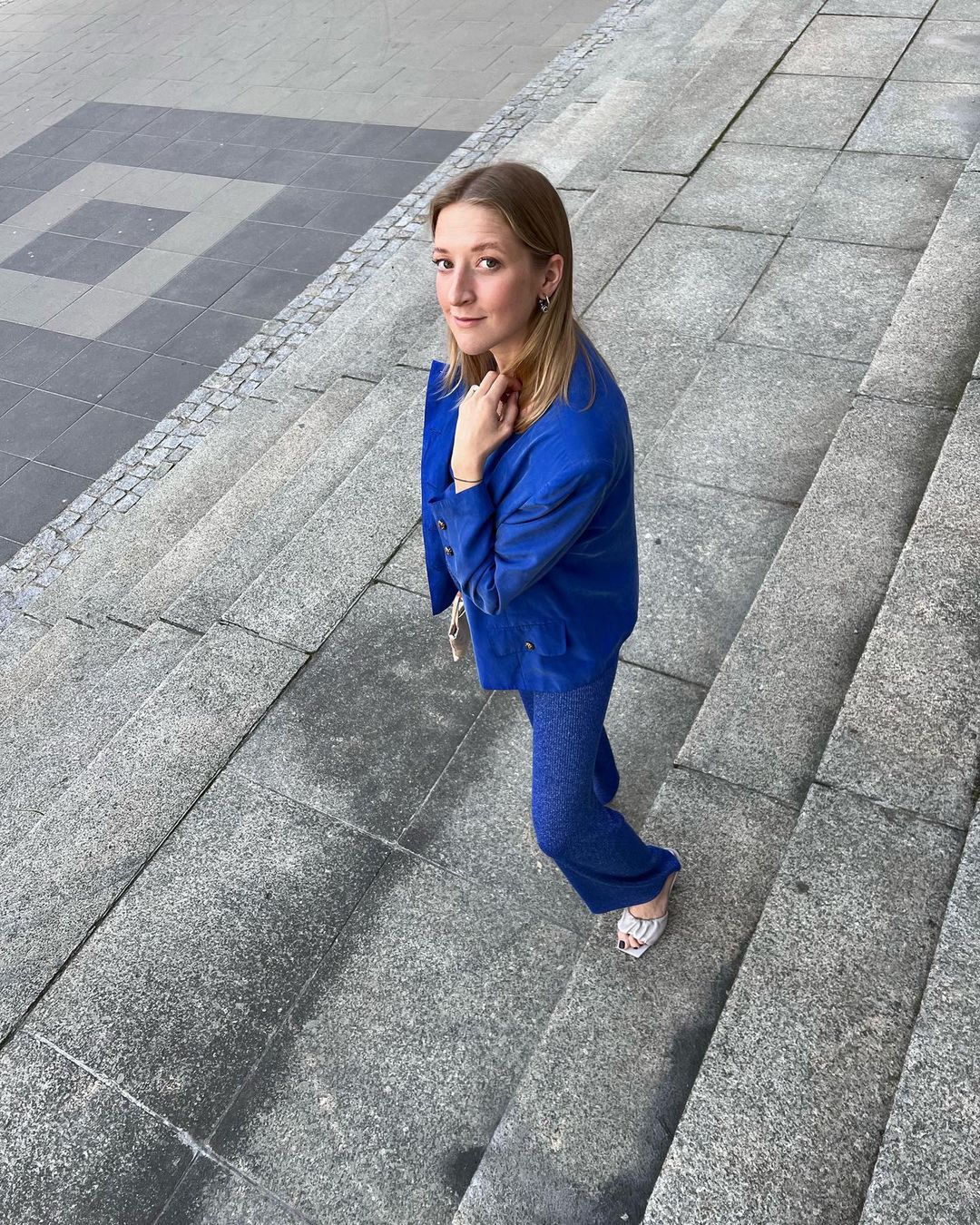 Ciężarna Lara Gessler pozuje w centrum Warszawy