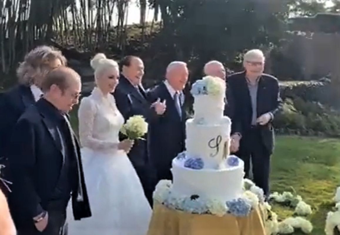 Berlusconi wziął "ślub" z młodszą o 53 lata partnerką. W tle afera spadkowa