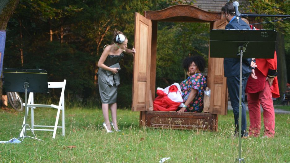 Wrocław. Mikołaj na pożegnanie letnich plenerów. Spektakl na Sępolnie