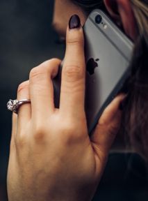 Dziwny “trick” influencerki na wyłączanie się z rozmowy telefonicznej?