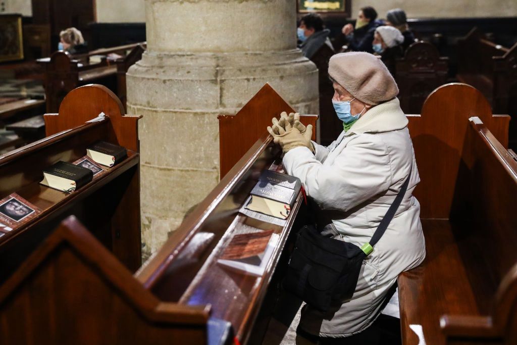 Episkopat Polski chciałby poluzowania obostrzeń w kościołach