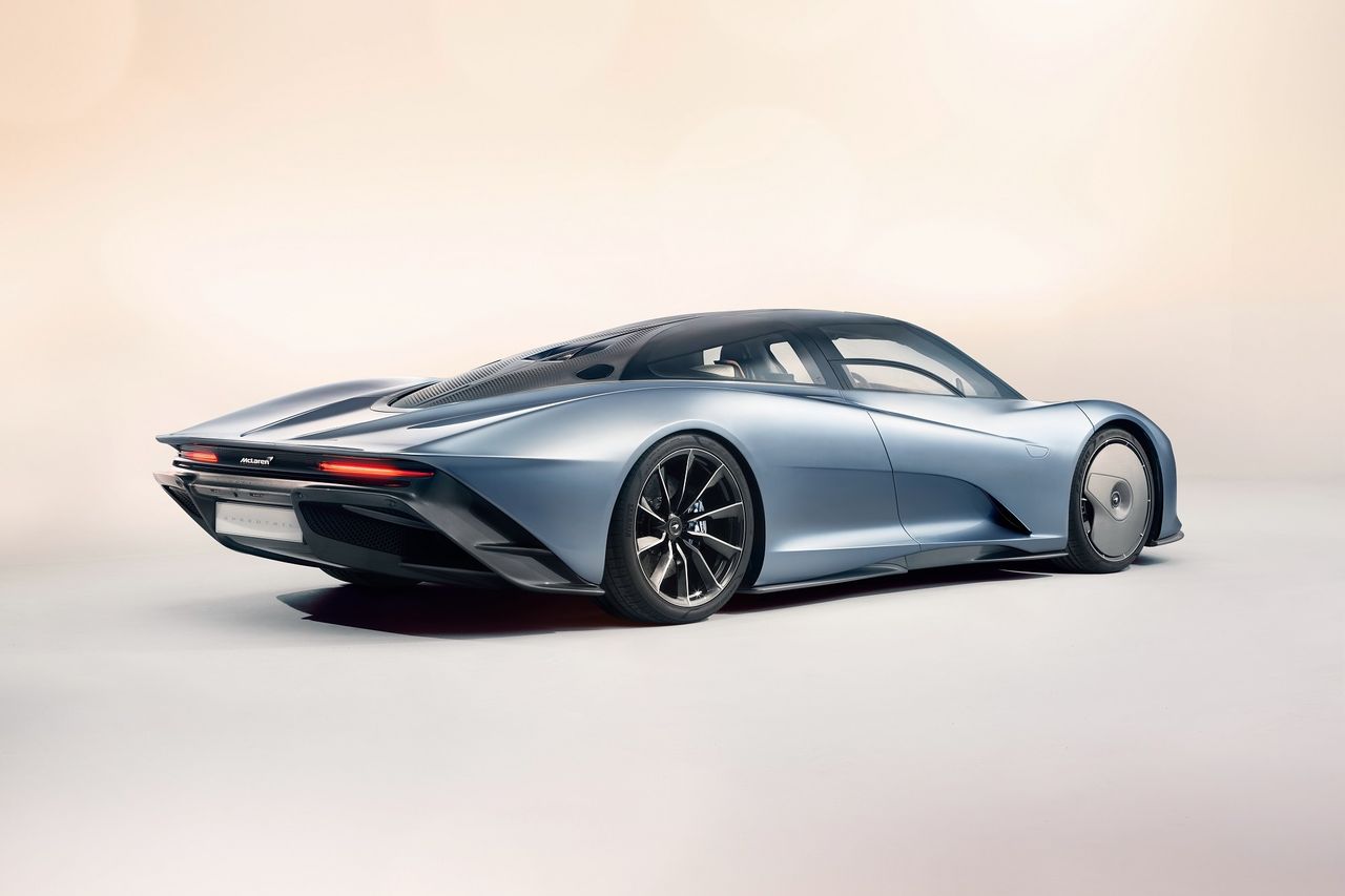 McLaren Speedtail wyjeżdża z fabryki na filmie. Tak, wygląda fantastycznie