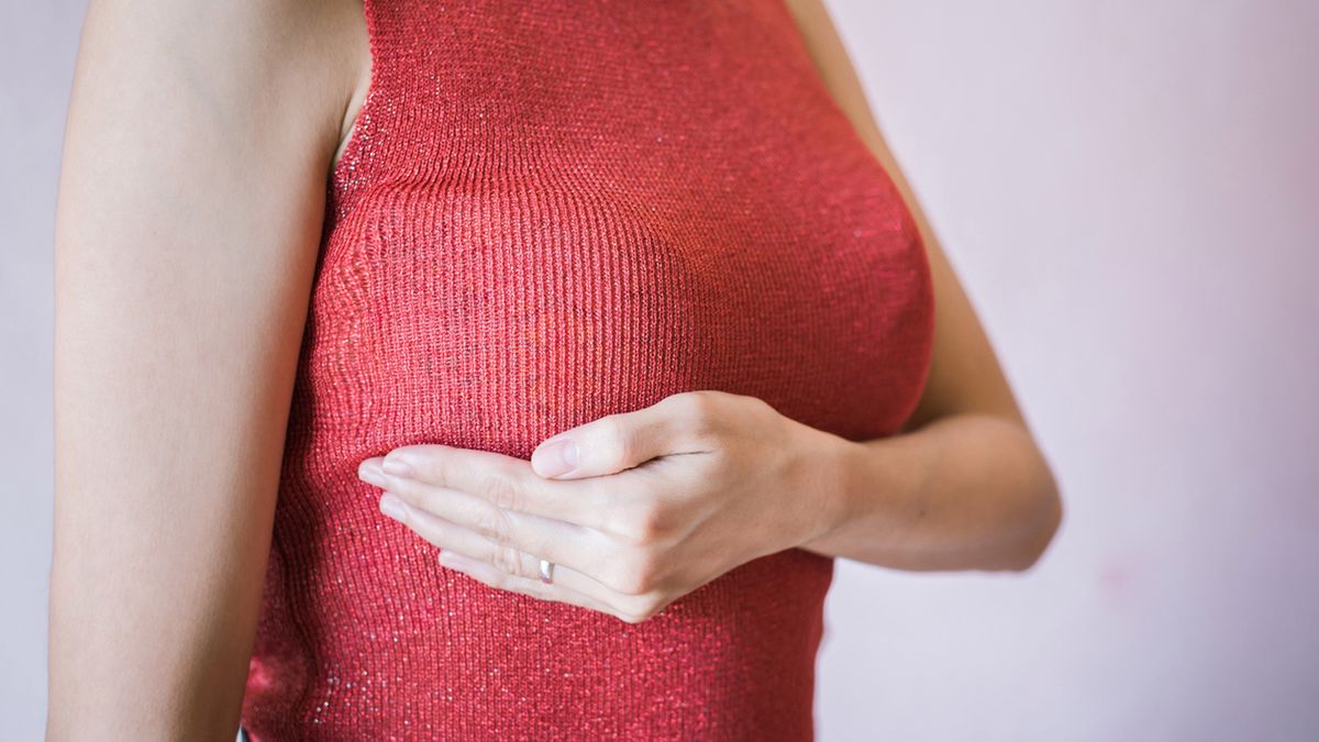 Jeśli zauważyłaś u siebie krwisty, surowiczy lub mleczny płyn wypływający z brodawki sutkowej, a nie jesteś w ciąży lub w połogu, koniecznie udaj się do lekarza. 