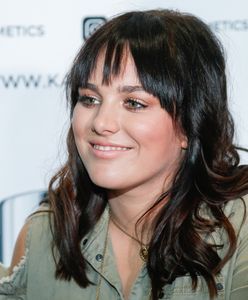 Krótka, obcisła bluzka i czerwone usta. Ewa Farna zachwyca