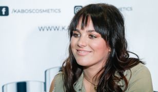 Krótka, obcisła bluzka i czerwone usta. Ewa Farna zachwyca