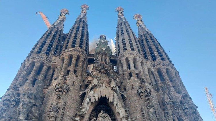 Barcelona: Na wieży Sagrada Familia jest już pierwszy element krzyża