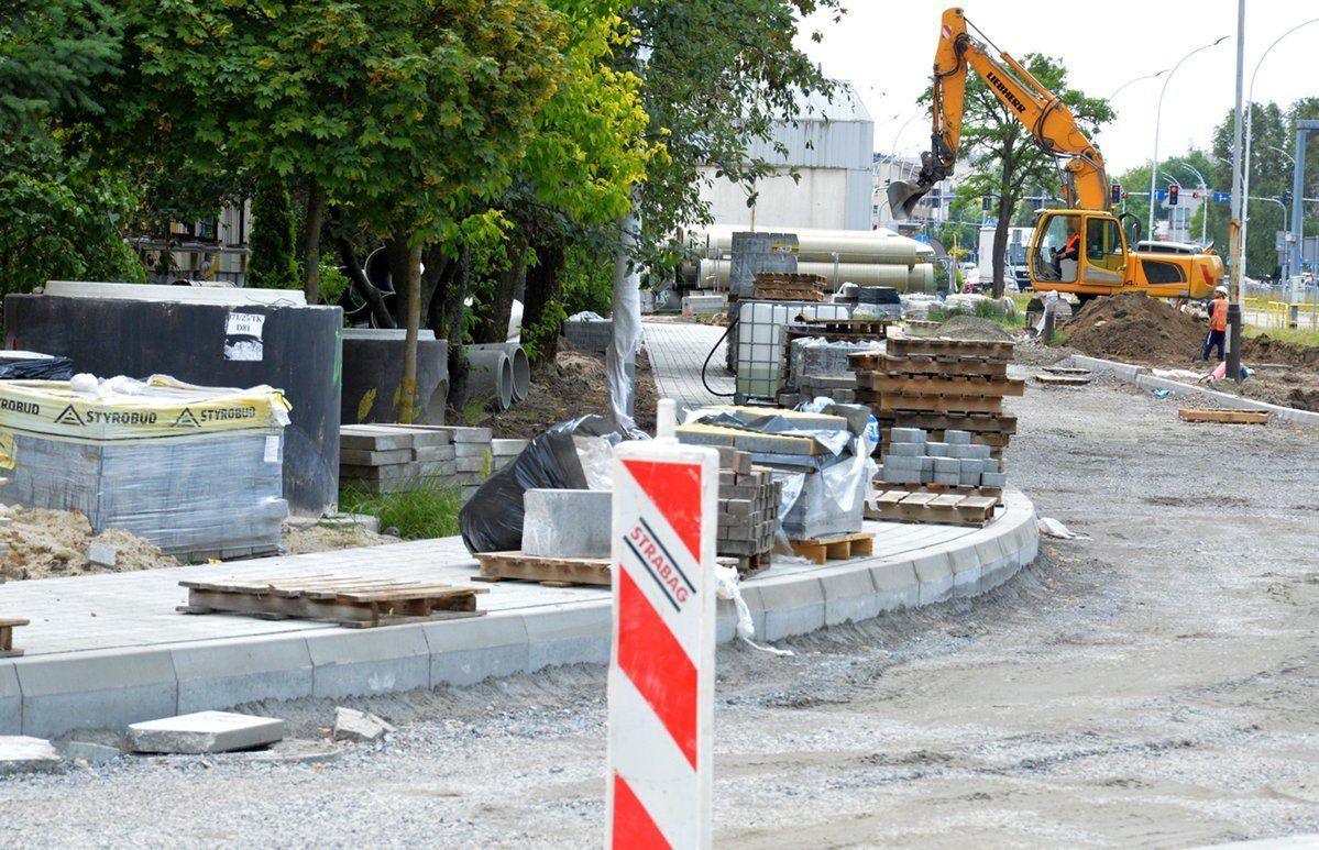 Stalowa Wola: Trudny remont Alei Jana Pawła II – ulicy Osiedlowej, prace biegną etapami. Zobacz zdjęcia
