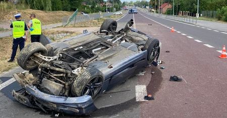 Podczas wyprzedzania stracił panowanie nad autem, BMW dachowało. Pijany kierowca, pijany pasażer