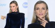 Obładowana biżuterią Joanna Krupa pozuje na finale "Top model" w granatowej sukni z poduszkami na ramionach (ZDJĘCIA)