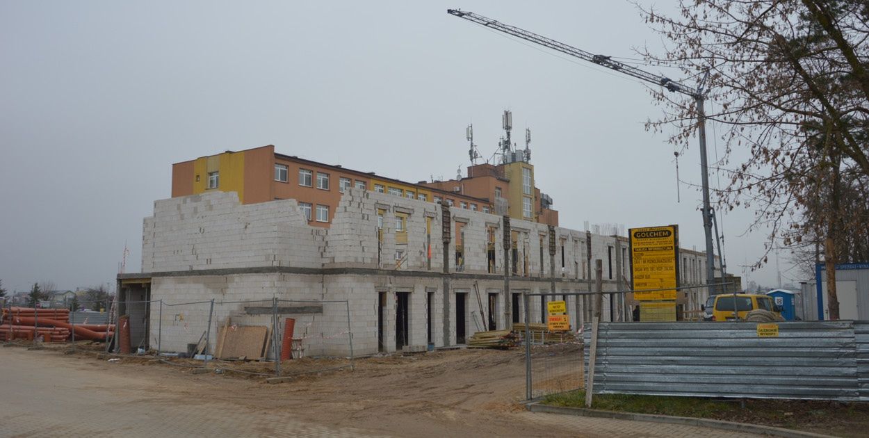 Kolno: Mury Zakładu Opiekuńczo-Leczniczego pną się w górę