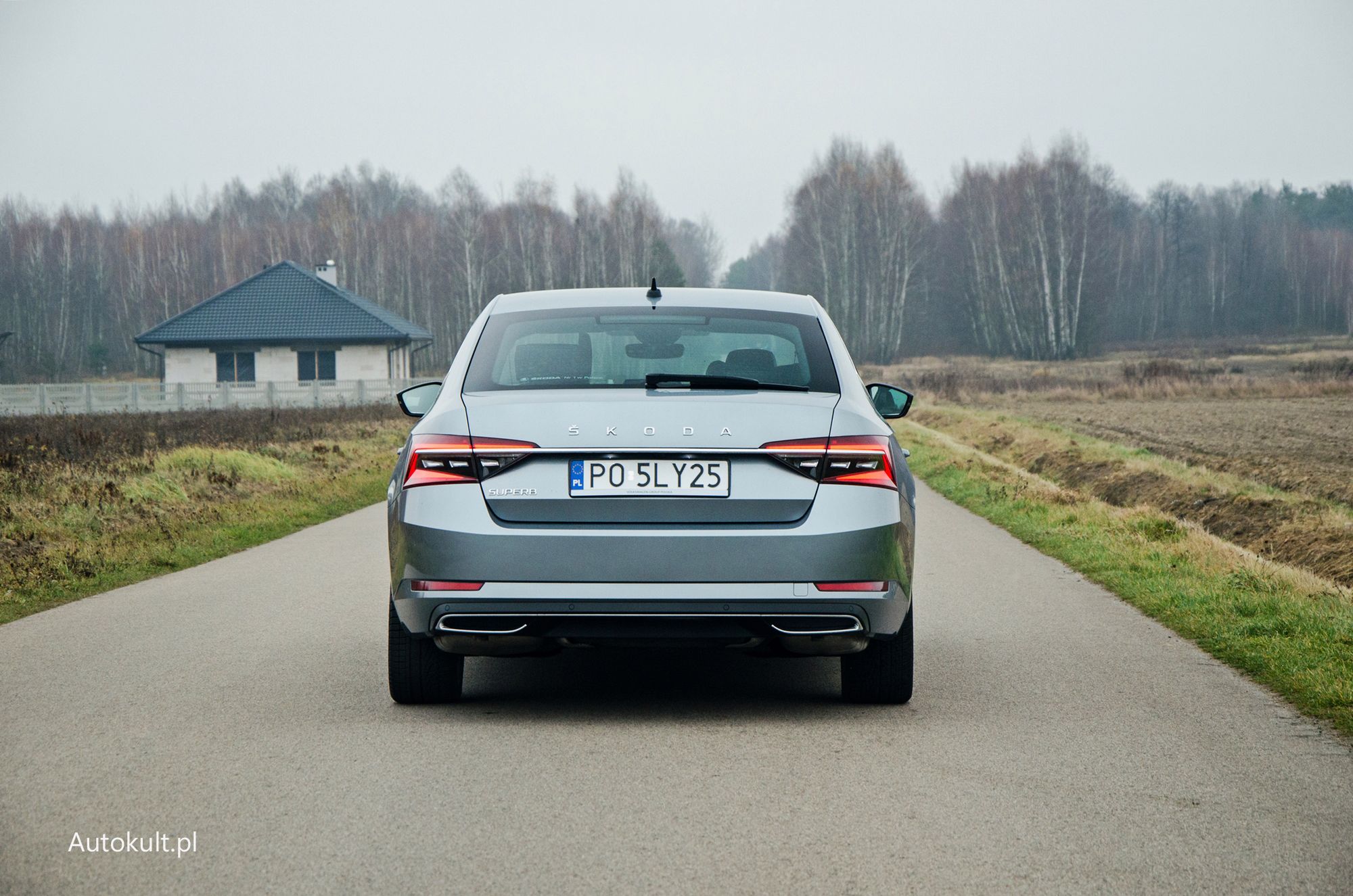 Z tyłu znakiem rozpoznawczym modelu po liftingu jest duży napis "SKODA".